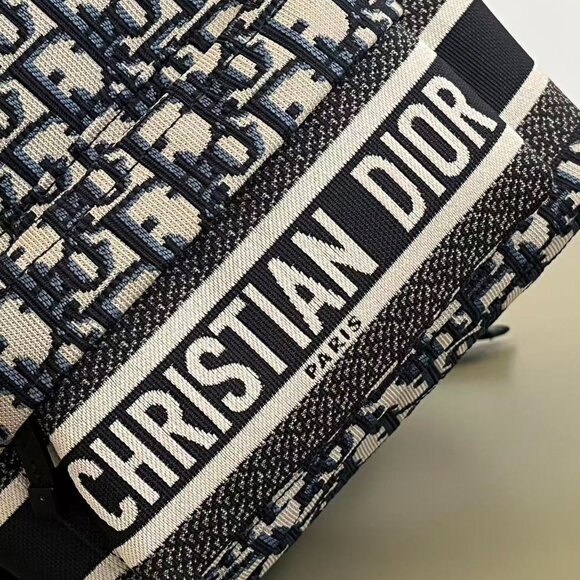 Classic DIOR Bag: A Stylish and Versatile Choice for Elegance - Picture 6 of 6